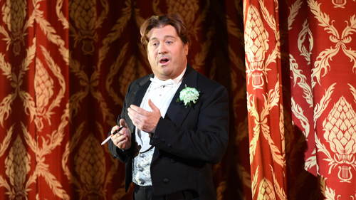 Oscar Wilde taking a curtain call at the opening scene of Oscar